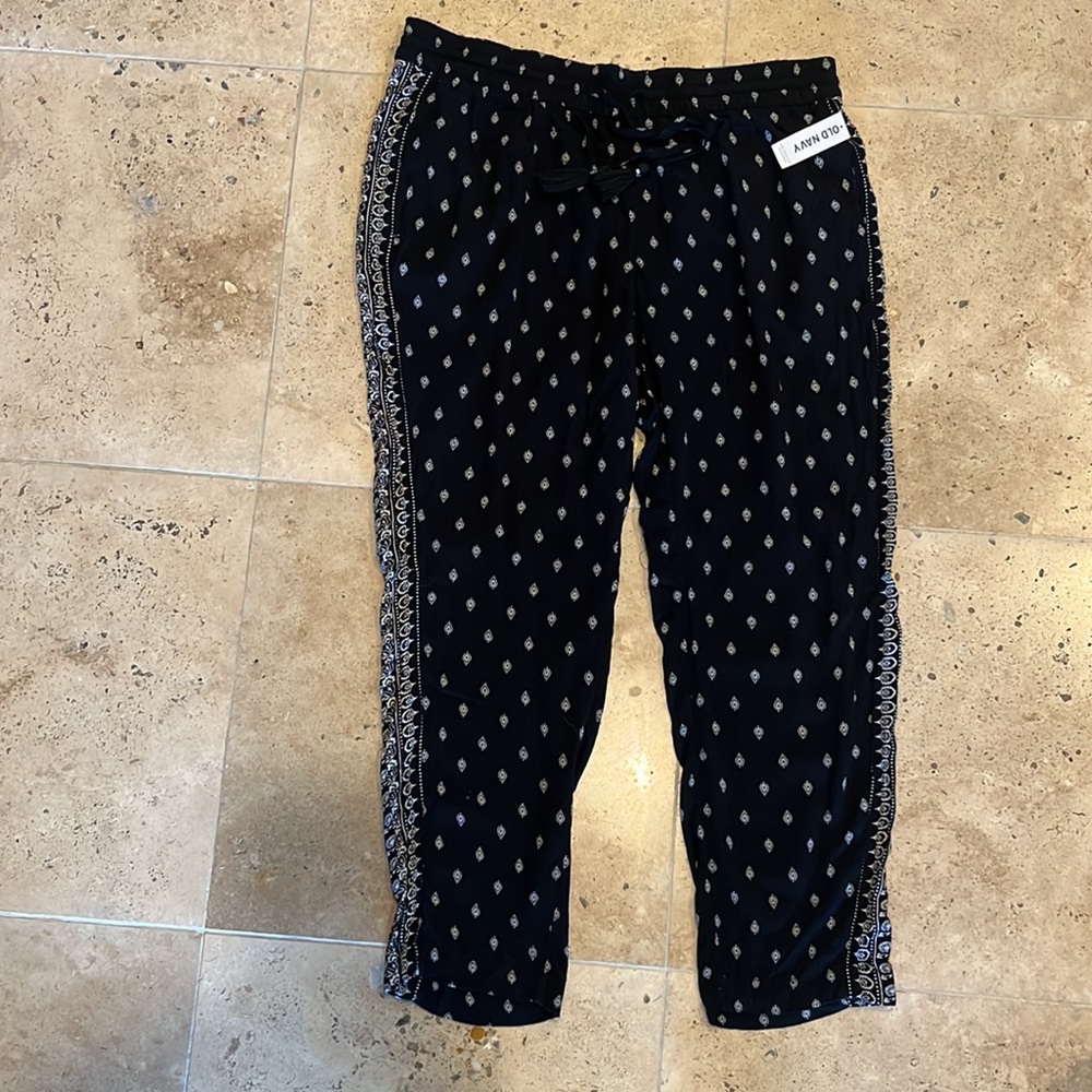 NWT boho casual black ankle length ankle pants with pockets.